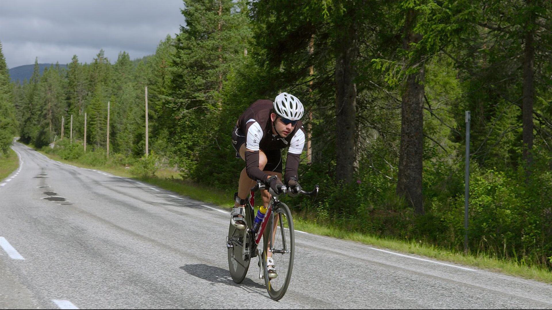 国际帆船赛激战正酣 顶尖选手逐浪争锋